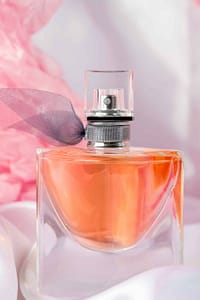 flacone di profumo rosa e argento sfiabo.com