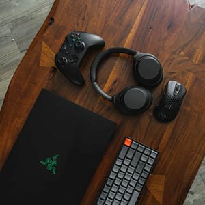 tech pc portatile nero accanto a cuffie nere e argento