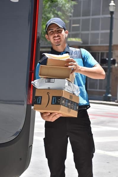 corriere amazon che porta pacchi per il prossimo prime day 2025