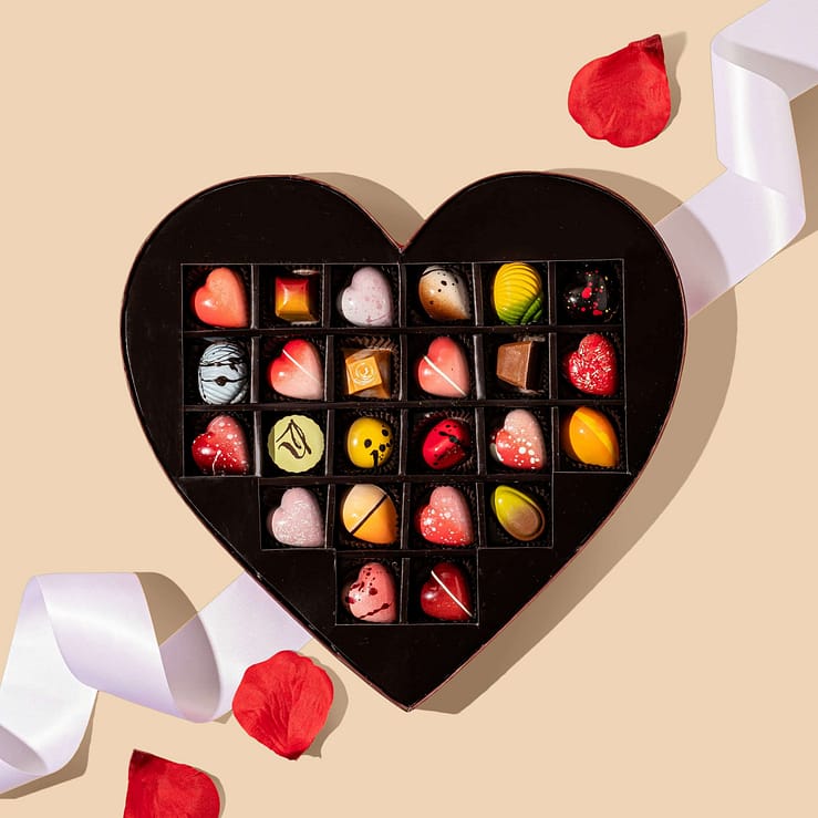caramelle a forma di cuore in una scatola a forma di cuore